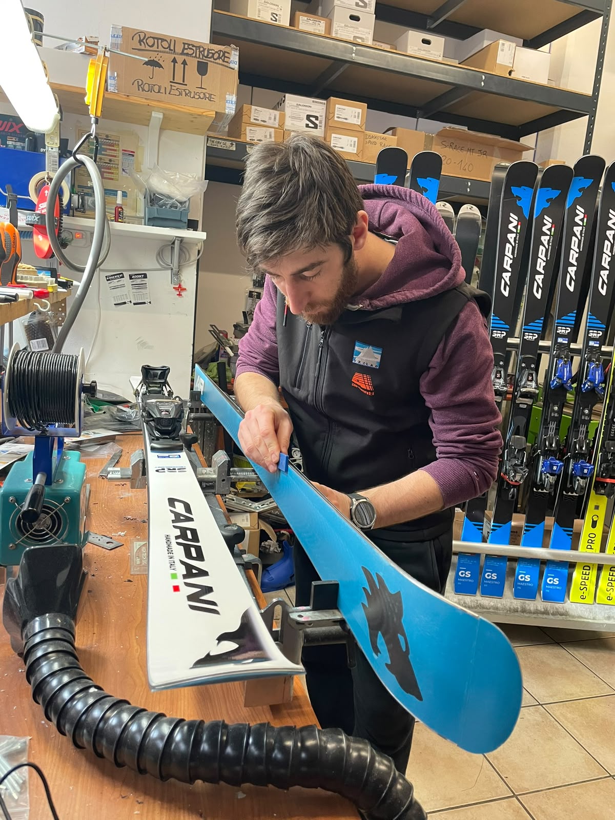 Lavorazione manuale di uno sci nel laboratorio Ski Lab