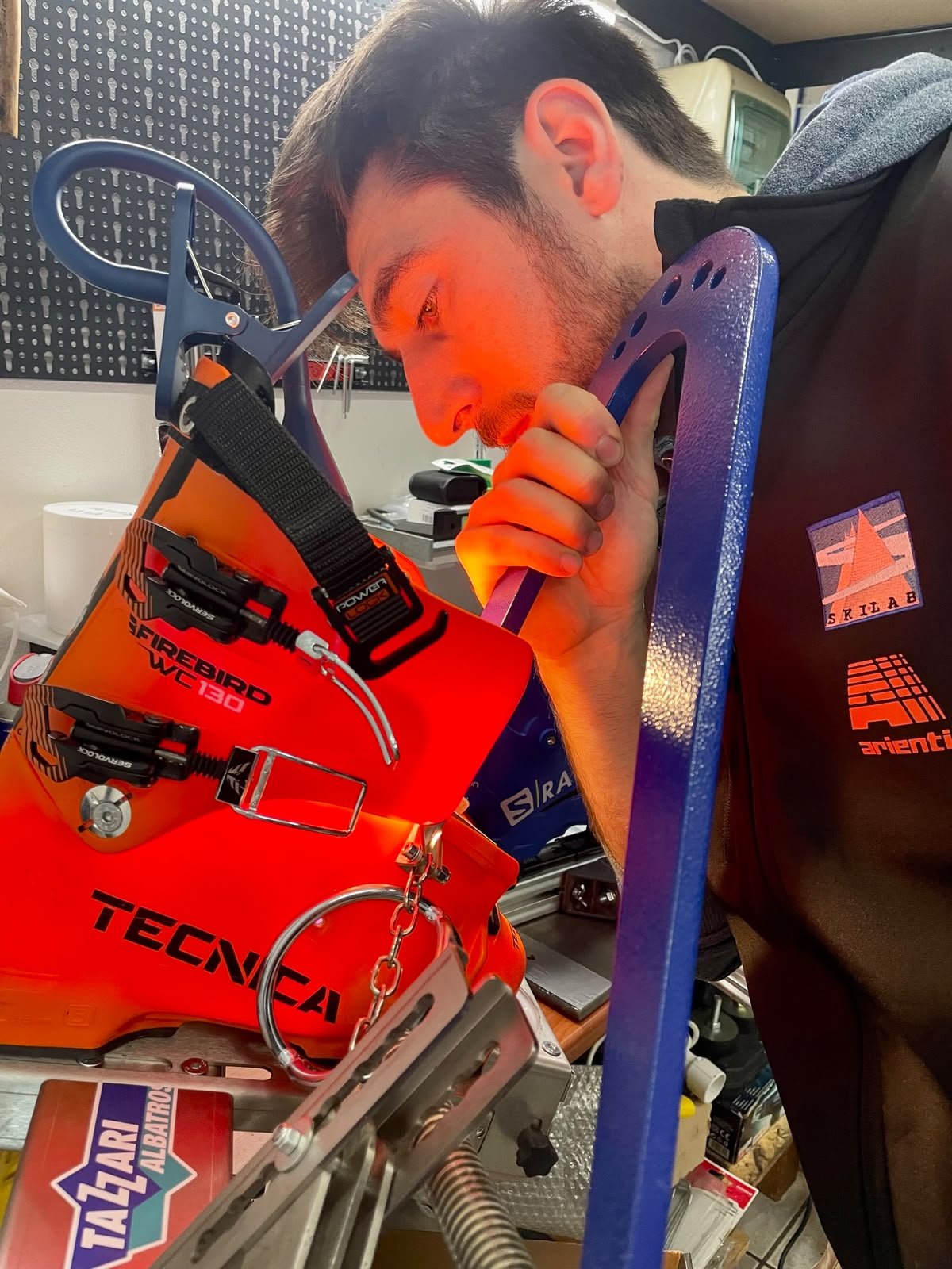 Francesco al lavoro nel laboratorio Ski Lab