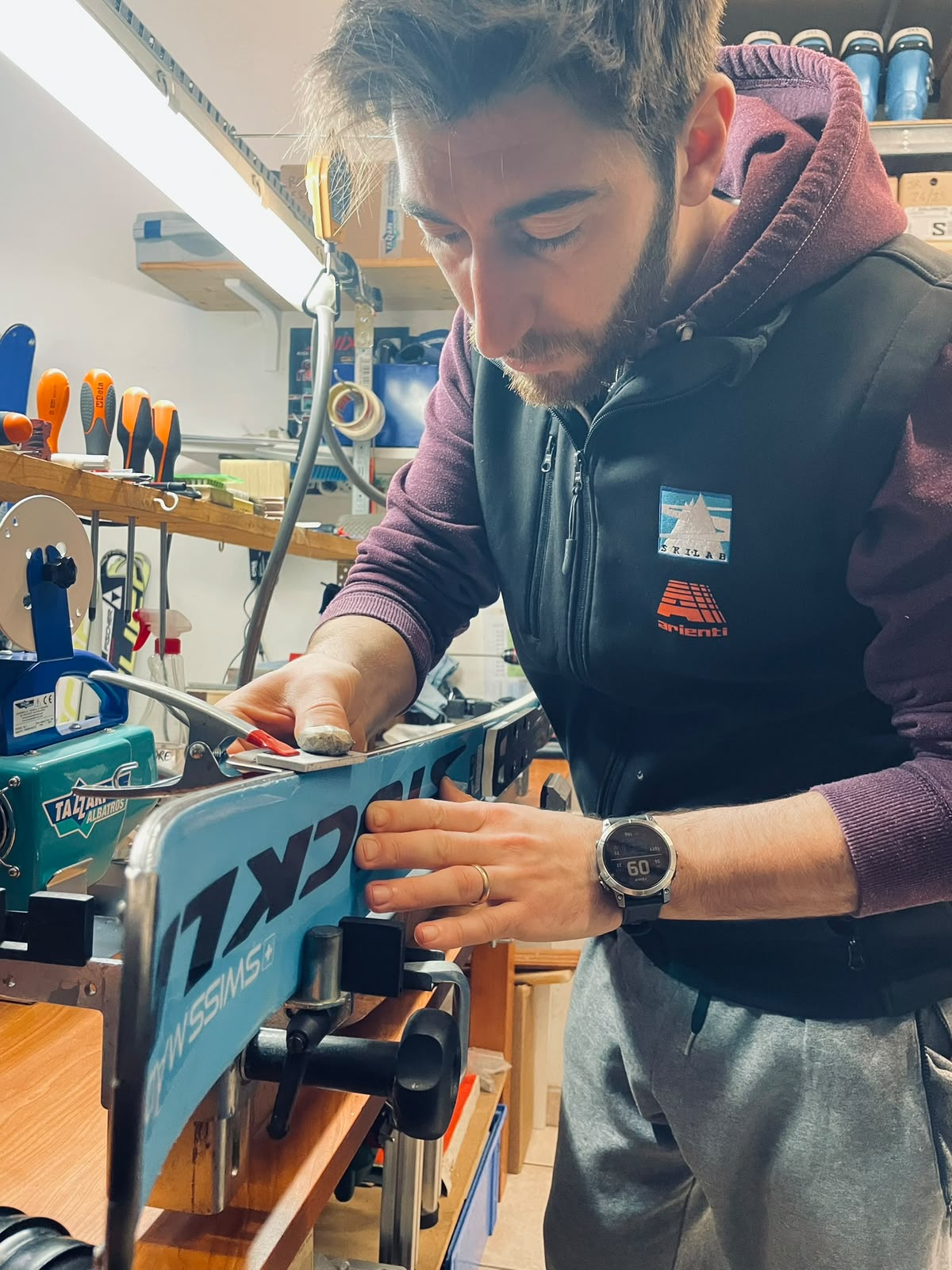 Preparazione degli sci sul banco da lavoro Ski Lab